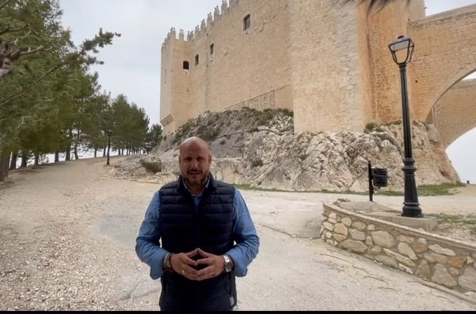 El parlamentario andaluz de Vox Rodrigo Alonso, ante el Castillo de Vélez-Blanco (Almería).