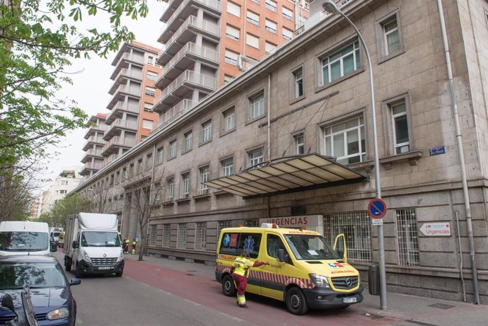 Archivo - Zonas externas del Hospital Universitario La Princesa.