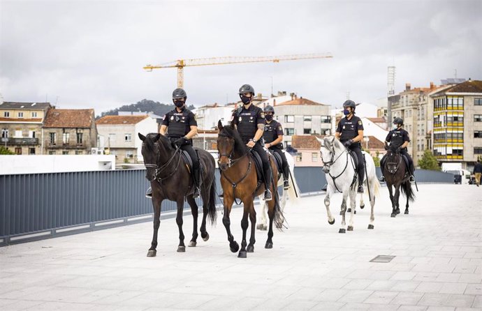 Agentes de Policía Nacional montan a caballo el día que ponen en marcha un dispositivo para la prevención de incendios y para incrementar la seguridad de los peregrinos del Camino de Santiago, a 6 de julio de 2021, en Pontevedra, Galicia, (España)