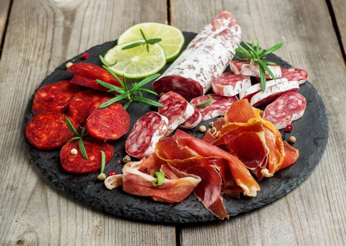 Archivo - Embutidos, fuet, jamón , chorizo, jamón