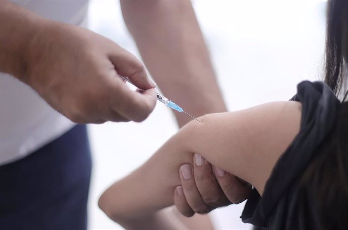 Una estudiante del próximo Erasmus recibe la vacuna contra el Covid-19 en el dispositivo puesto en marcha en el Colegio Oficial de Médicos de Madrid, a 7 de julio de 2021, en Madrid, (España). Los estudiantes han recibido dosis de Pfizer, Astrazeneca y 