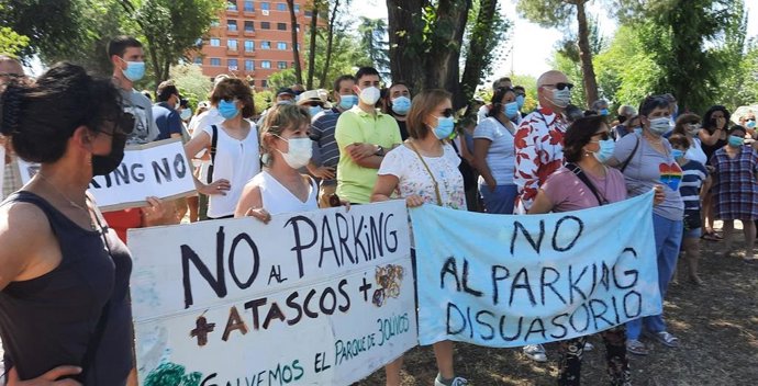 Vecinos de Tres Olivos se manifiestan contra la construcción del parking disuasorio