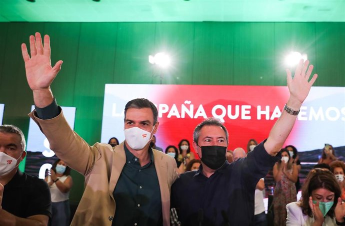 El secretario general del PSOE y presidente del Gobierno, Pedro Sánchez, junto al alcalde de Sevilla y candidato socialista a la Presidencia de la Junta de Andalucía, Juan Espadas, Juan Espadas