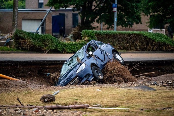 17 July 2021, North Rhine-Westphalia, Euskirchen-Roitzheim: A destroyed car stands in a flooded street after heavy downpours engulfed parts of western Germany. Photo: Markus Klümper/Sauerlandreporter/dpa