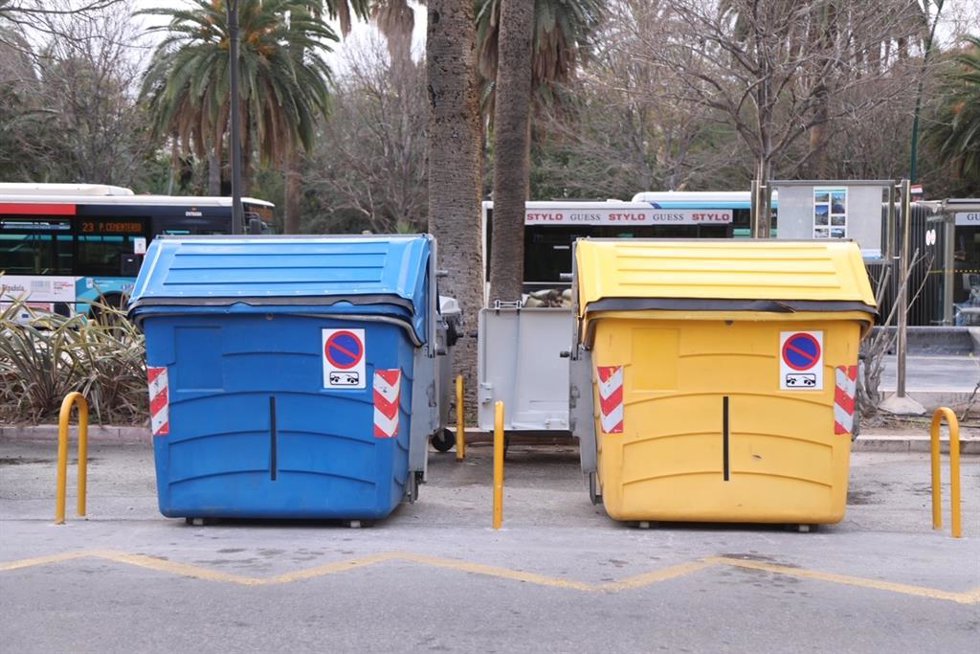Archivo - El Ayuntamiento De Málaga Informa: El Uso Del Contenedor Amarillo Y Azul Se Ha Incrementado Un 30% En Los Últimos 5 Años En La Ciudad De Málaga