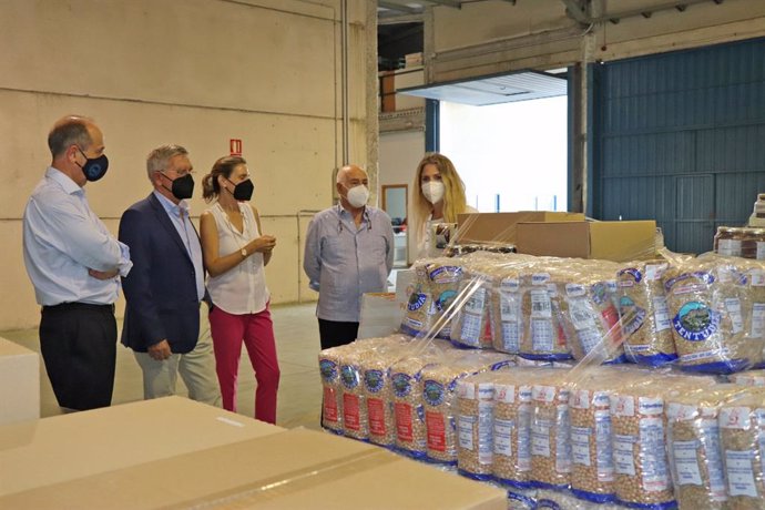 Archivo - La delegada de la Junta de Andalucía en Cádiz, Ana Mestre, visita las instalaciones del Banco de Alimentos