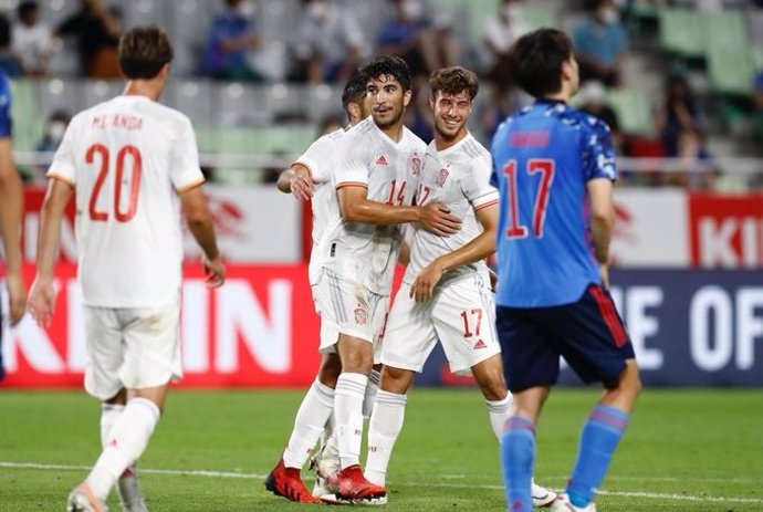 Carlos Soler celebra su gol con la selección española olímpica ante Japón