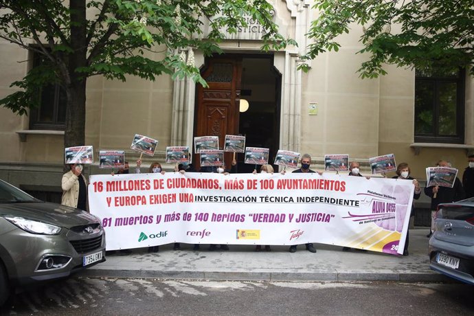 Archivo - Varias víctimas del accidente ferroviario del Alvia se concentran con una pancarta frente al Tribunal Superior de Justicia, a 15 de abril de 2021, en Madrid (España).   