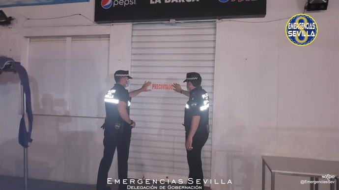 Uno de los establecimientos precintados por la Policía Local de Sevilla