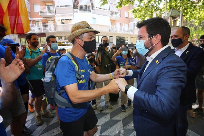 El president del Govern, Pere Aragons, rep a l'exconseller Jordi Turull a Manresa (Barcelona) durant la seva "travessia per la llibertat", el 17 de juliol de 2021.