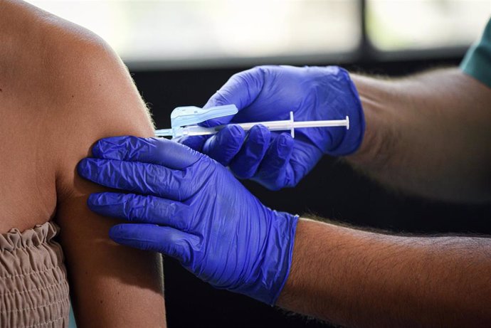 Una estudiante del próximo Erasmus recibe la vacuna contra el Covid-19 en el dispositivo puesto en marcha en la Facultad de Enfermería y Podología de la Universitat de Valencia