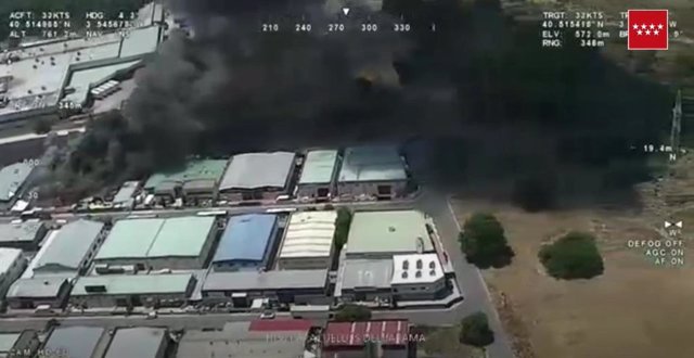 Un incendio en una nave industrial desata una gran columna de humo en Paracuellos de Jarama