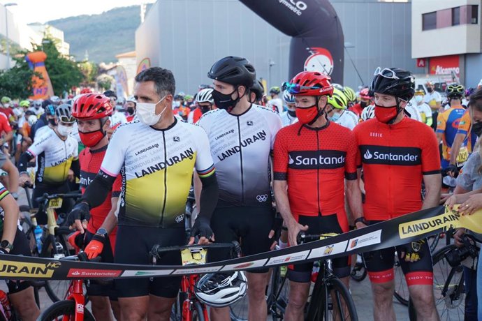 Un millar de ciclistas participan en 'La Indurain' más especial y solidaria