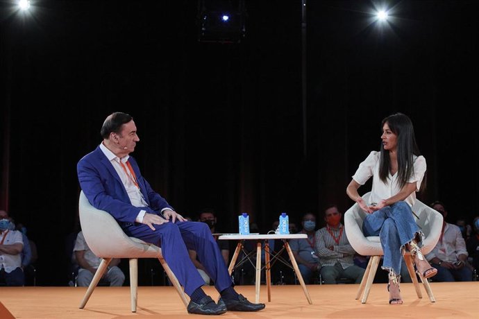 El director de 'El Español', Pedro J. Ramírez (i), y la vicealcaldesa de Madrid, Begoña Villacís (d), en el evento 'El centro necesario. El valor de ser liberal', durante la primera jornada de la convención política de Ciudadanos (Cs), en el espacio par
