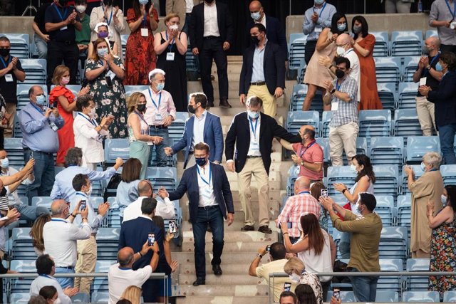 El presidente del PP, Pablo Casado (i, arriba); el presidente de la Xunta y del Partido Popular en Galicia, Alberto Núñez Feijoo (centro, abajo), y el expresidente del Gobierno Mariano Rajoy (d, arriba), en el 17 Congreso del PP de Galicia, a 17 de julio 