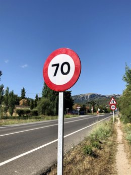 Señales de reducción de velocidad en el acceso al camino del Puig de Maria.