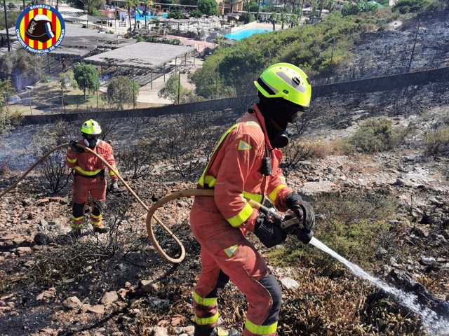 Bomberos sofocan un incendio en una montaña cercana al parque acuático Aquopolis, en Cullera (Valencia)
