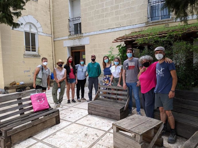 Visita del director del Instituto Navarro de Juventud, Carlos Amatriain, y personal de Juventud a la ecoaldea Asterra Bizimodu.