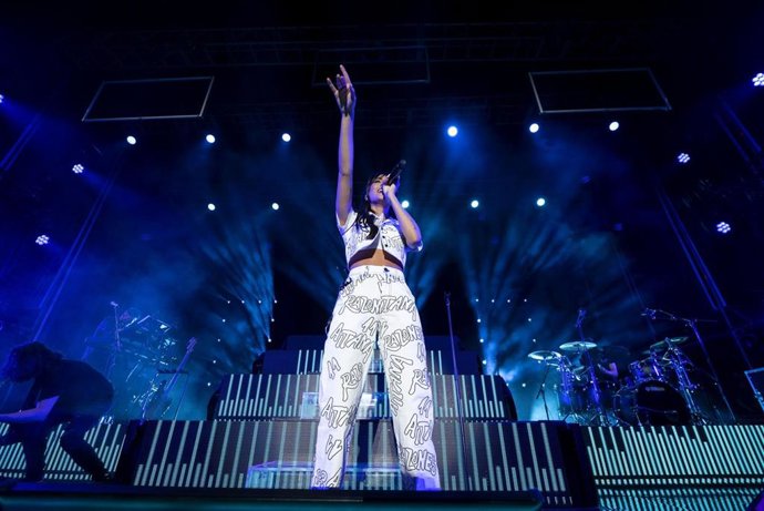 La cantante Aitana actúa en el Cabaret Festival en Almería.