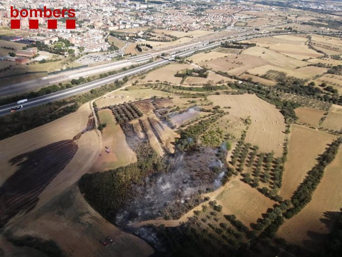 Incendio de vegetación agrícola en Vilafant (Girona) causado por la chispa de una sierra radial, el 17 de julio de 2021.