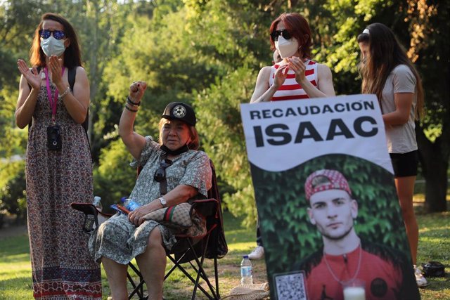 Varias personas participan en un homenaje a Isaac, un joven asesinado el miércoles por la noche, en el Parque del Oeste, a 17 de julio de 2021, en Madrid (España). Este homenaje ha sido convocado a través de redes sociales para recordar a Isaac, un jove