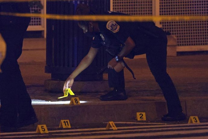 La Policía Metropolitana del Distrito de Columbia frente al estadio de los Washington Nationals tras un tiroteo