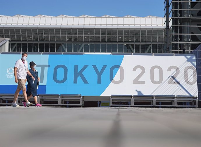 17 July 2021, Japan, Tokyo: Pedestrians walk past the "Main-Press-Center" (MPC) at the Tokyo Big Sight ahead of the Tokyo 2020 Olympic Games, set to place place between 23 July until 08 August 2021. Photo: Michael Kappeler/dpa