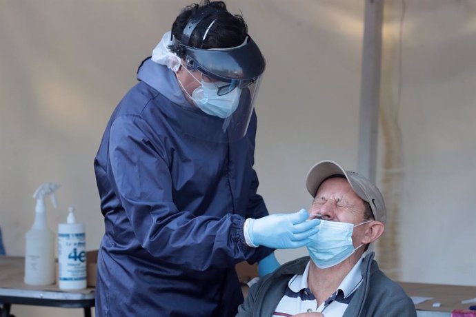 05 July 2021, Mexico, Mexico City: A health worker wearing a protective suit collects a nasal swab sample from a man, at the Coronavirus (Covid-19) testing drive in Benito Juarez Mayor's Office. Photo: -/El Universal via ZUMA Wire/dpa