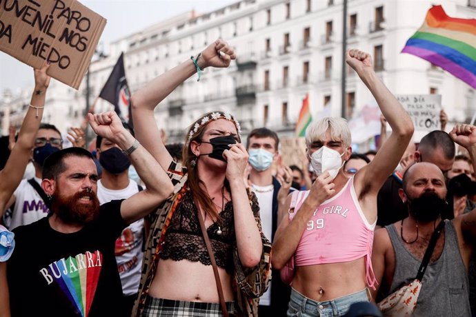 Concentración contra agresiones LGTBfóbicas en la Puerta del Sol