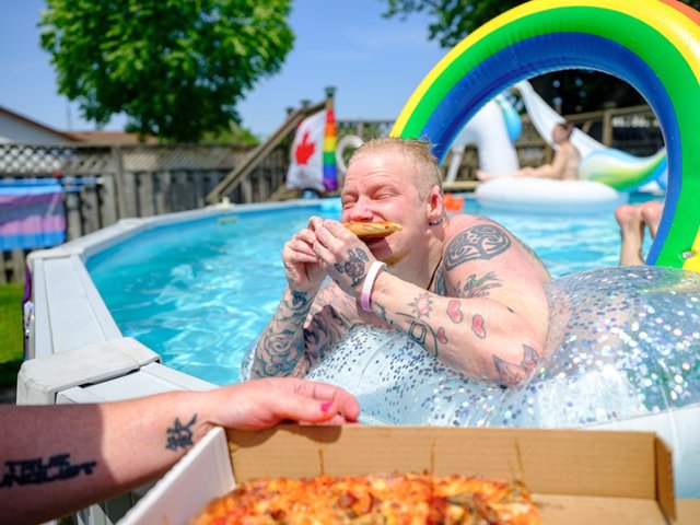 Archivo - Hombre comiendo dentro de la piscina.