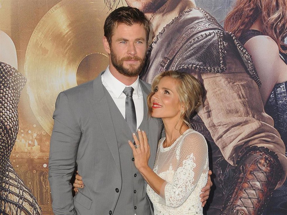 ELSA PATAKY ACOMPAÑÓ A SU MARIDO, CHRIS HEMSWORTH, AL ESTRENO DE EL CAZADOR Y LA REINA DE HIELO