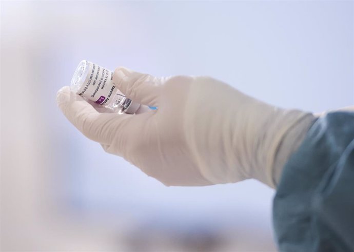 Archivo - Una profesional sanitaria sostiene un vial con la vacuna del Covid