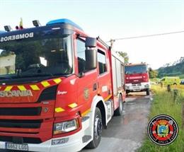 Dos dotaciones de bomberos de Santander se dirigen a sofocar un incendio en una vivienda