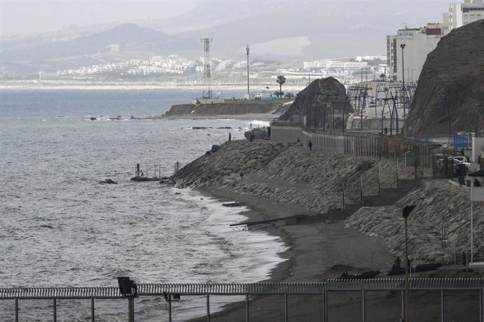 Imagen del vallado fronterizo en la playa del Tarajal, en Ceuta 