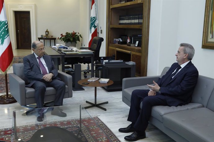 Archivo - HANDOUT - 28 May 2020, Lebanon, Baabda: Lebanese President Michel Aoun (L) meets with Governor of Lebanon's central bank Riad Salameh at the Presidential Palace. Photo: -/Dalati & Nohra/dpa - ATTENTION: editorial use only and only if the credi