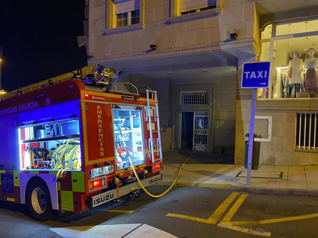 Bomberos intervienen en la caída de un niño desde un tercer piso en Sanxenxo (Pontevedra).