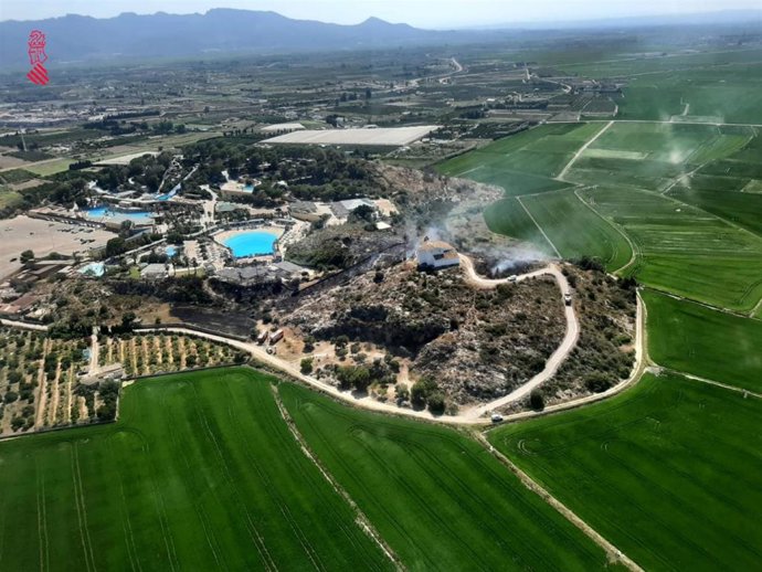 Incendio forestal en una zona cercana al parque acuático Aquopolis, en Cullera (Valencia)