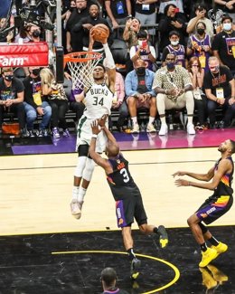 Milwaukee Bucks vence en Phoenix y se queda a un triunfo del título de la NBA