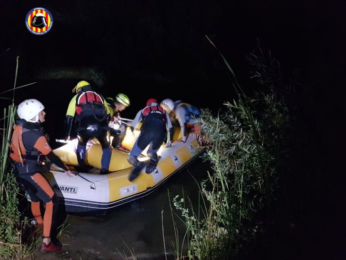 Bomberos rescatan a una pareja que se había perdido mientras hacía un descenso en canoa en Vilamarxant (Valencia)