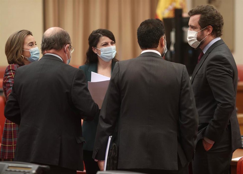 Archivo - Portavoces y diputados de PP y Vox en el Congreso charlan durante la Junta de Portaves.