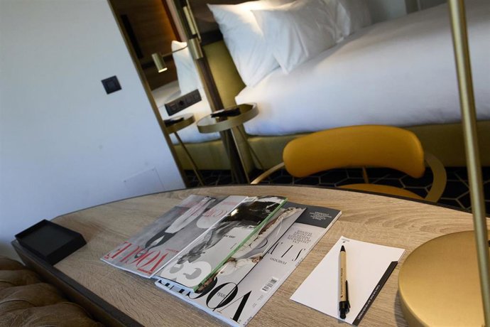 Archivo - La Policía Nacional detiene a un hombre por robar en una habitación de un hotel de Zaragoza.