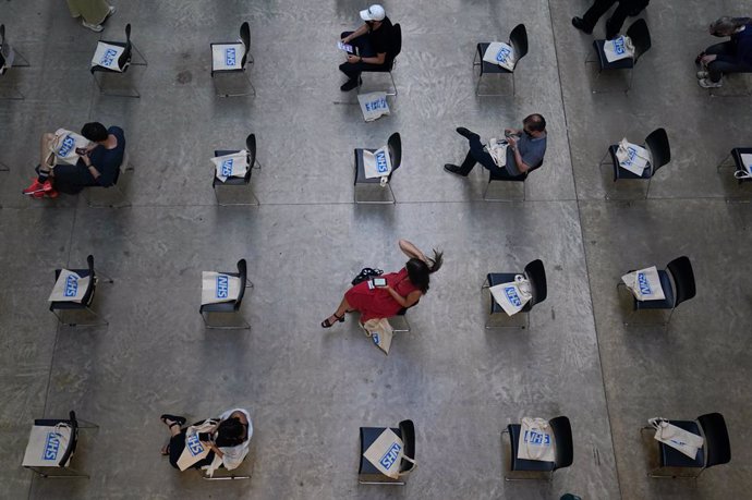 16 July 2021, United Kingdom, London: People waiting for their vaccinations at an NHS pop-up vaccination centre at the Tate Modern art gallery in London. Photo: Kirsty O'connor/PA Wire/dpa