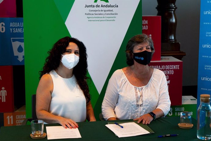 La consejera de Igualdad, Políticas Sociales y Conciliación de la Junta de Andalucía, Rocío Ruiz, junto a la presidenta de Unicef Comité Andalucía, Claudia Zafra.