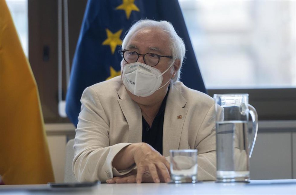 El ministro de Universidades, Manuel Castells, durante una entrevista para Europa Press n Madrid (España). 