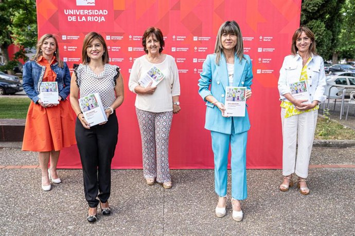 Rosa Ana Alonso Ruiz y Magdalena Sáenz de Jubera Ocón, junto a otras profesoras que han colaborado en el libro