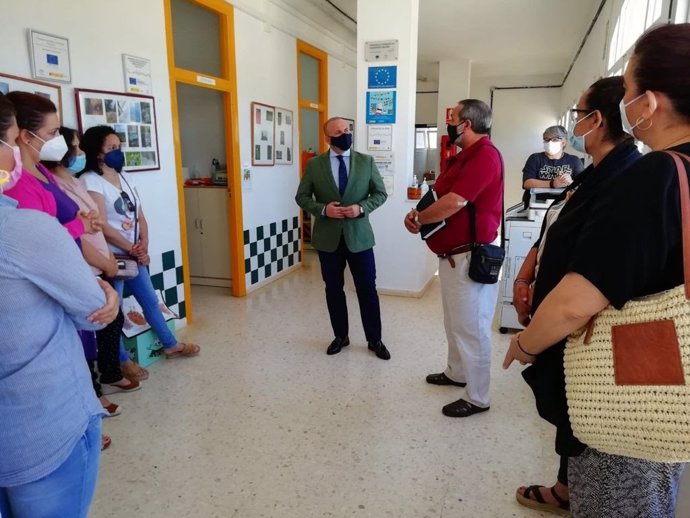 Guillermo Díaz visita un colegio.
