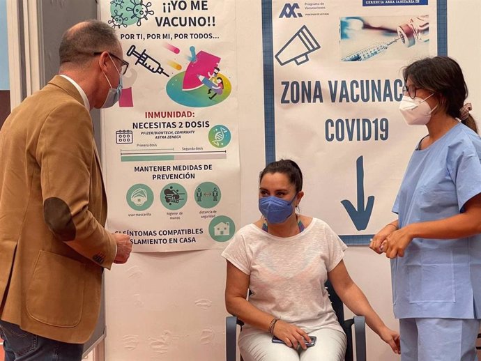 El consejero de Salud, Pablo Fernández Muñíz, visita el punto de vacunación de Los Canapés, en Avilés.
