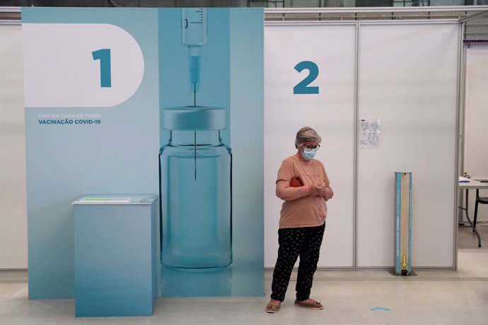 16 July 2021, Portugal, Lisbon: A woman waits outside a vaccination booth to be vaccinated against the corona virus at the Alcabideche sports complex. Portugal is accelerating its Corona vaccination campaign due to the rapid spread of the Delta variant 