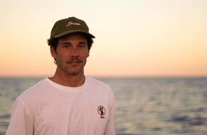 Archivo - El surfista Óscar Serra