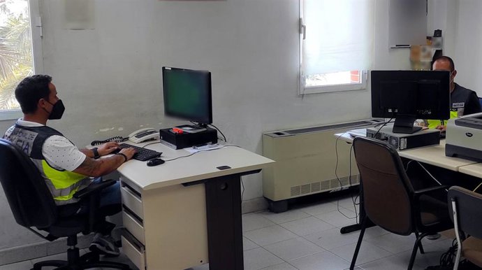 Agentes de la Policía Nacional detienen a un hombre por grabar a una mujer en los probadores de una tienda de ropa en Elche